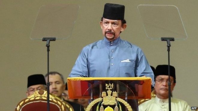 Султан Брунея Хасанал Болкиах выступает с речью во время официальной церемонии применения закона шариата в Бандар-Сери-Бегаване 30 апреля 2014 года