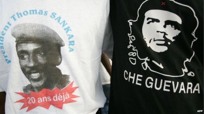 Футболки (слева) с изображением президента Томаса Шанкары, которому уже 20 лет, и Че Гевара (справа) изображены 14 октября 2007 года в Уагадугу в канун 20-й годовщины убийства бывшего президента Буркина-Фасо Томаса Шанкары