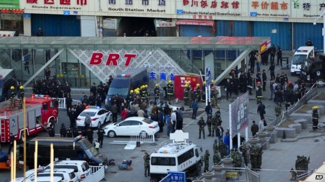 На станции была строгая охрана! Сотрудники службы безопасности собрались около места взрыва возле Южного железнодорожного вокзала Урумчи в Урумчи на северо-западе Синьцзян-Уйгурского автономного района Китая 30 апреля 2014 года