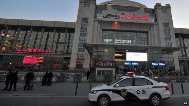 Китайские полицейские охраняют вход на Южный железнодорожный вокзал Урумчи в Урумчи на северо-западе Синьцзян-Уйгурского автономного района Китая 30 апреля 2014 года