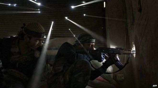 Мятежные боевики в районе Кармель Джабаль в Алеппо (18 октября 2012 года)