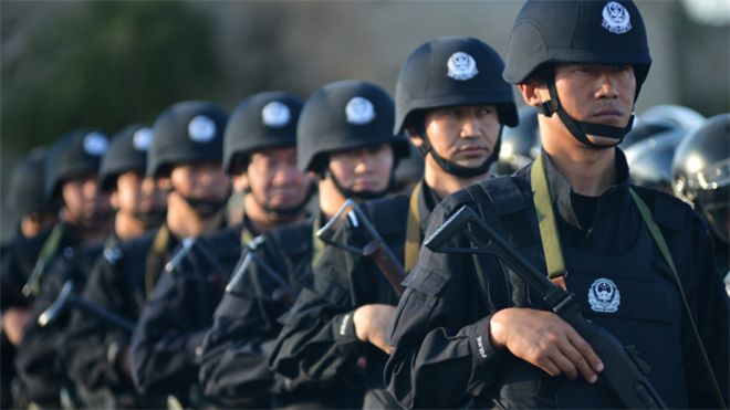 Антитеррористические силы, в том числе полиция общественной безопасности и вооруженная полиция, приняли участие в совместных учениях по борьбе с терроризмом в Хами, регион Синьцзян на северо-западе Китая, 2 июля 2013 г.