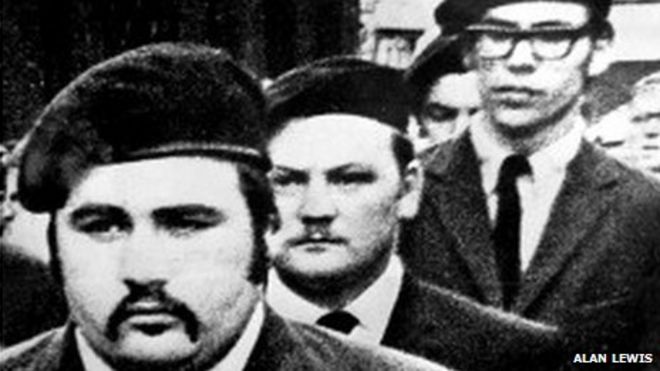 Джерри Адамс (справа на фото) на похоронах временного командира ИРА в Белфасте в 1971 году