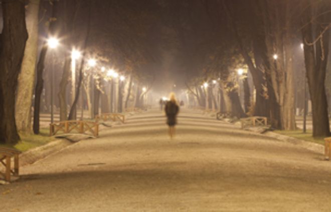 женщина гуляет в парке ночью