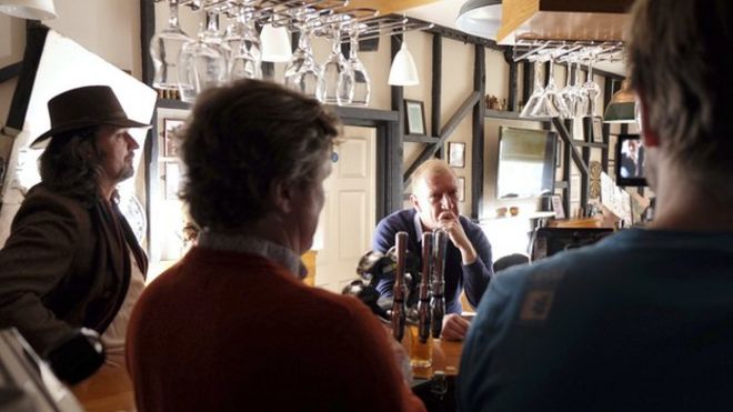 Звезда Гэвина и Стейси Стефан Родри отдыхает во время съемок фильма BBC TV Under Milk Wood в отеле Brown's в Лохарне