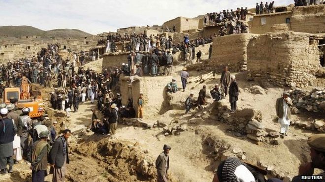 Афганские жители собираются на месте оползня в районе Арго в провинции Бадахшан, - 3 мая 2014 года