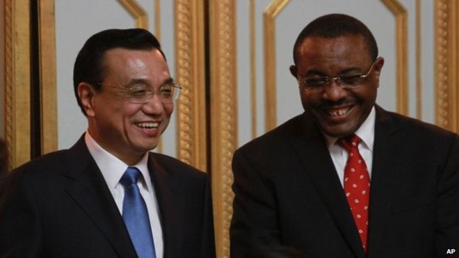 Премьер-министр Ли Кэцян (слева) встретился со своим эфиопским коллегой Хайлемариам Десалегн в воскресенье