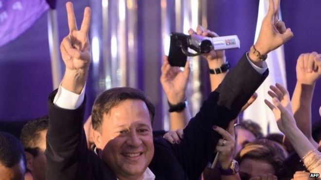 Панамский кандидат в президенты от партии Панамениста (ПП) Хуан Карлос Варела мигает знаком V после победы на президентских выборах в Панама-Сити 4 мая 2014 года.