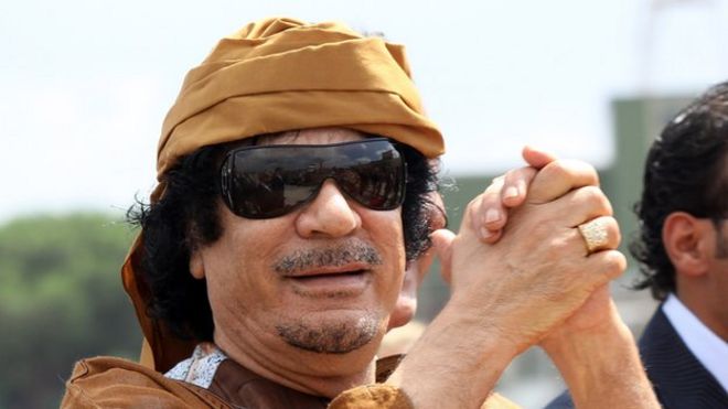 Погибший ливийский лидер Муаммар Кадаффи прибывает в аэропорт Чампино в Риме 29 августа 2010 года