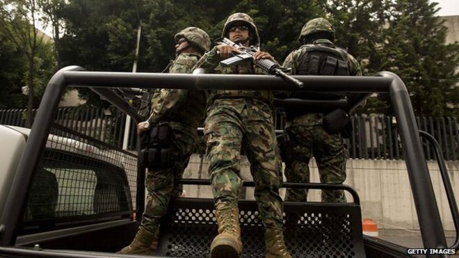 Морская пехота Мексики патрулирует в грузовике 16 июля 2013 года