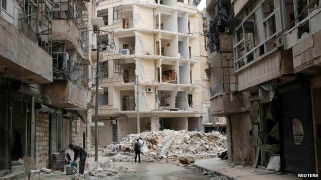 Поврежденная улица в районе Аш-Шаар в Алеппо, в Сирии