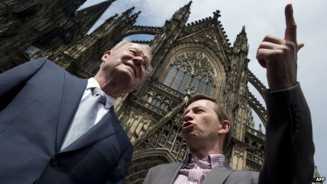 Основатель и главный кандидат AfD Бернд Люк (справа) и соискатель Ханс-Олаф Хенкель (слева)