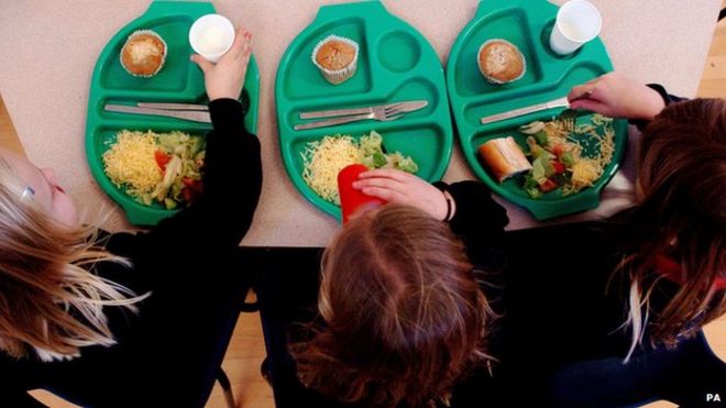 Дети едят школьные обеды