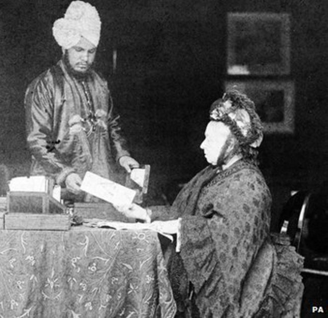 Королева Виктория с Мохаммедом Абдулом Каримом в Балморале около 1890 года