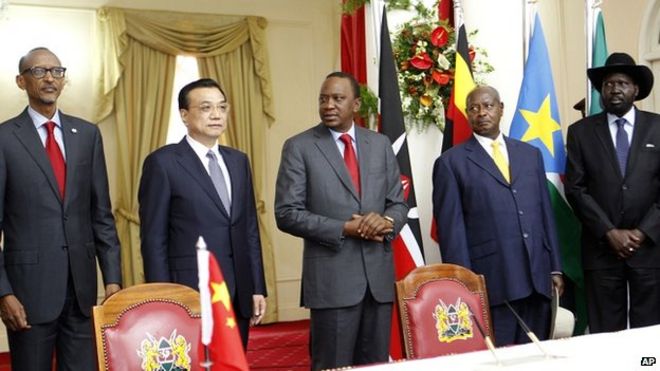 слева направо: президент Руанды Пол Кагаме; Китайский премьер Ли Кэцян; Президент Кении Ухуру Кеньятта; Президент Уганды Йовери Мусевени; и президент Южного Судана Сальва Киир после подписания соглашения о строительстве железной дороги в Найроби 11/05/2014