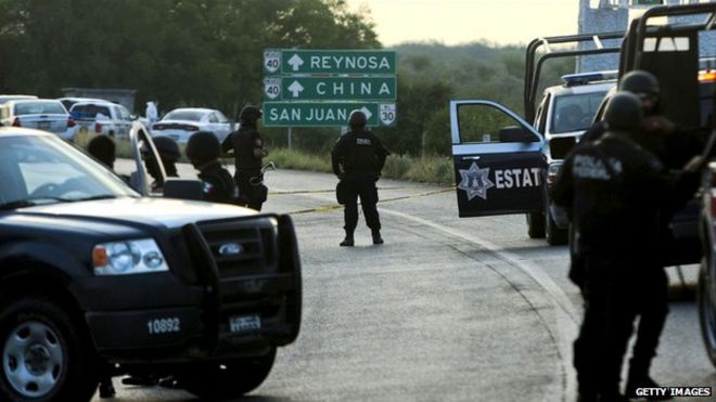 Мексиканские силы безопасности блокируют дорогу между городами Монтеррей и Рейноса 13 мая 2012 года.