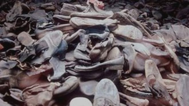 Польша - Освенцим - куча обуви, которая остается на месте концентрационного лагеря Освенцим
