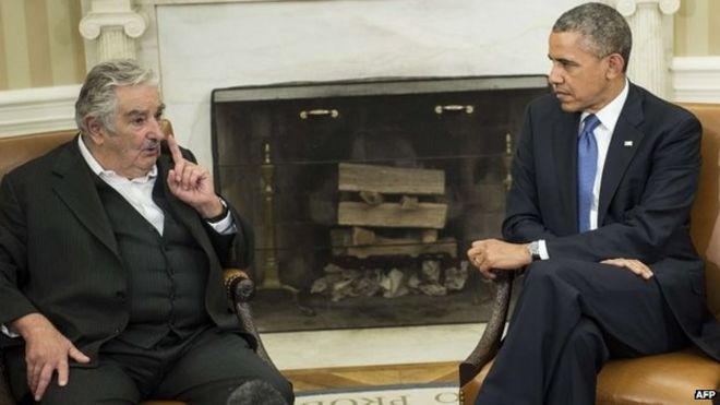 Президент Обама слушает, а президент Уругвая Хосе Мухика говорит с прессой в Вашингтоне 12 мая 2014 года.