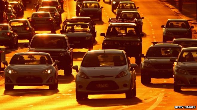 Движение в час пик на перегруженной дороге, когда солнце садится 13 мая 2014 года в Мельбурне, Австралия