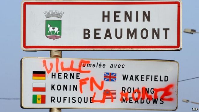 Henin_Beaumont дорожный знак с надписью граффити: Позор для города FN