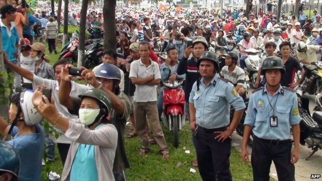 Протестующие возле завода в провинции Бинь Дуонг 14 мая 2014 года