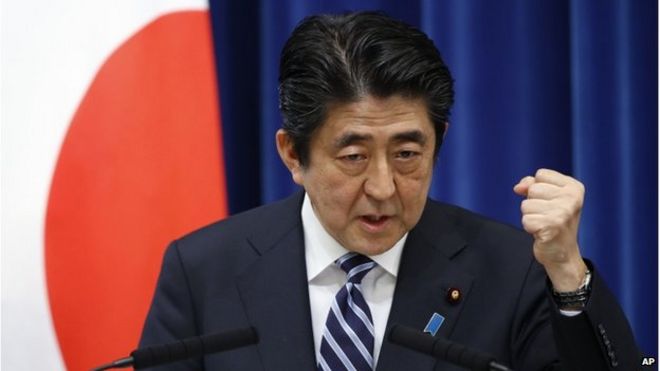 Премьер-министр Японии Синдзо Абэ выступает во время пресс-конференции в официальной резиденции премьер-министра в Токио 15 мая