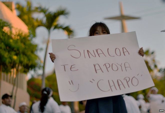 Люди протестуют в поддержку мексиканского наркобарона Хоакина Гусмана Лоера, также известного как Эль Чапо Гусман, в Кулиакане, штат Синалоа, Мексика, 26 февраля 2014 года