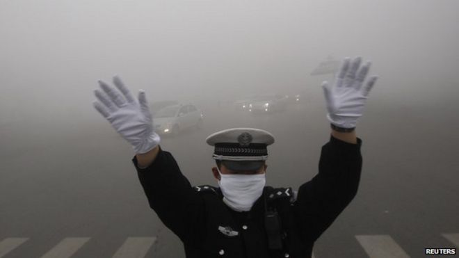 Китайский полицейский в городе, наполненном смогом