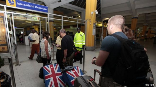 Британские туристы покидают аэропорт Мой