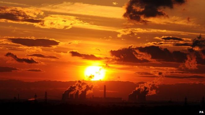 Солнце садится над электростанцией Drax в Северном Йоркшире