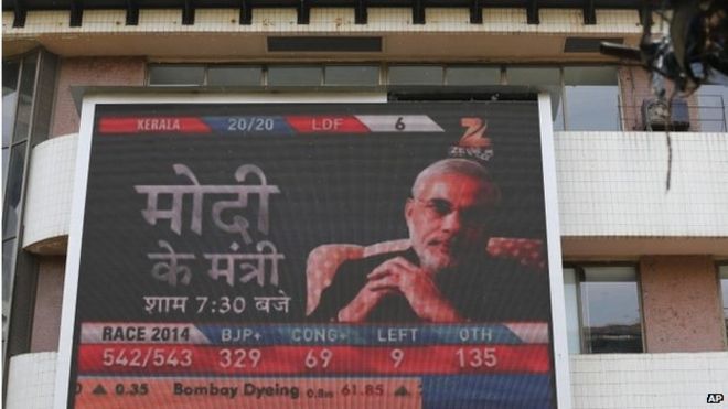 Портрет следующего премьер-министра Индии Нарендры Моди отображается на экране на фасаде Бомбейской фондовой биржи в Мумбаи, Индия, в пятницу, 16 мая 2014 года.