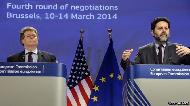 Главный переговорщик Европейского союза Игнасио Гарсиа Берсеро (R) и главный американский переговорщик Дэн Муллани на переговорах в марте 2014 года