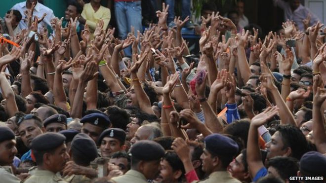 Сторонники Bharatiya Janata Party (BJP) приветствуют во время публичного митинга Нарендры Моди
