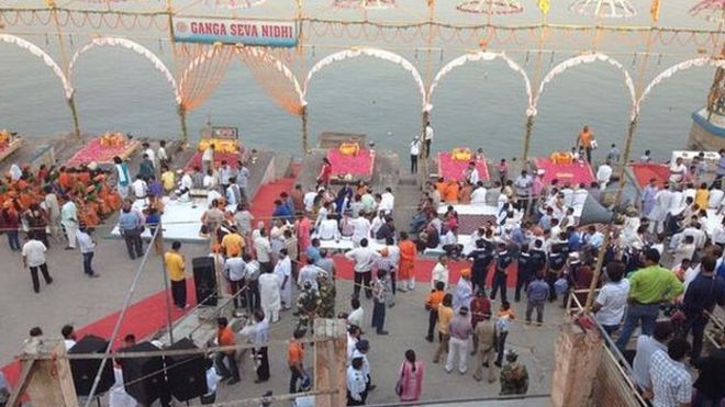 Люди ожидают у Ганга в Варанаси перед прибытием Нарендры Моди 17.05.2014