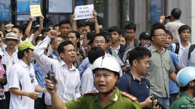 Протестующие выкрикивают антикитайские лозунги во время антикитайской акции протеста в городе Хошимин 18 мая 2014 года