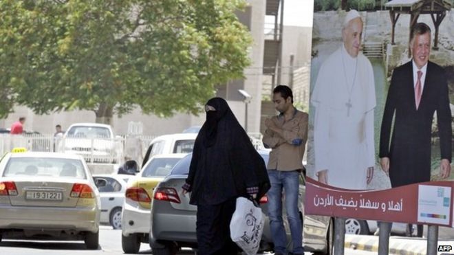 Плакат с изображением папы Франциска и короля Иордании Абдаллы II в Аммане (18 мая 2014 года)
