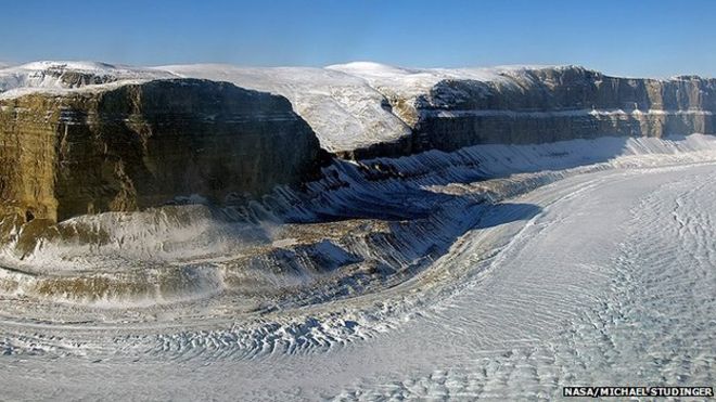 Ледник Стинсби обтекает крутой изгиб в глубоком каньоне