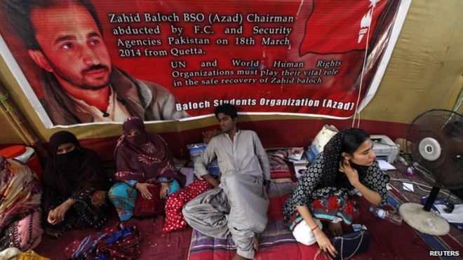 Латиф Джохар (С), 23 года, сидит в лагере во время голодовки, требуя освобождения Захида Белоха возле пресс-клуба Карачи 5 мая 2014 года