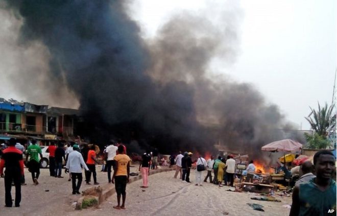 Дым поднимается после взрыва бомбы на автовокзале в Джосе, Нигерия, 20 мая 2014 года