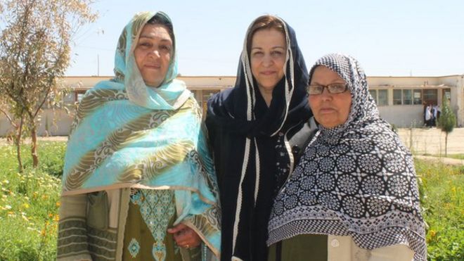 Саида (в центре), в окружении двух женщин в Гильменде - все в головных платках, а не в бурках