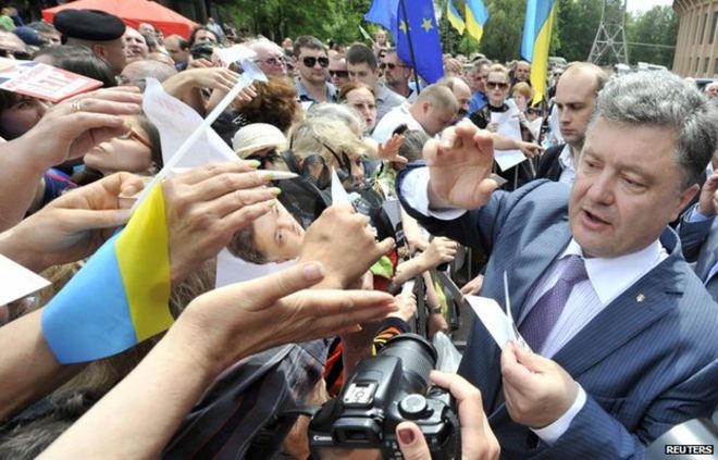 Украинский бизнесмен, политик и кандидат в президенты Петр Порошенко (справа) встречает своих сторонников во время своего предвыборного митинга в городе Кривой Рог 17 мая 2014 года.