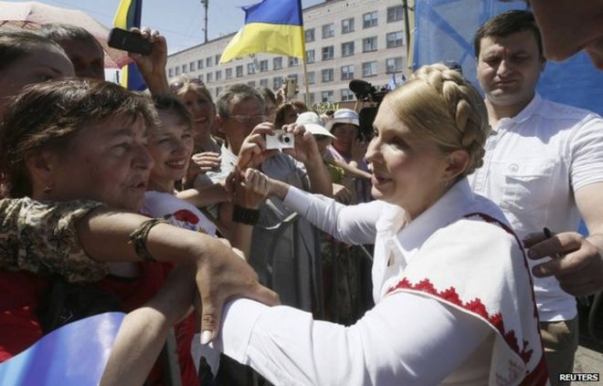 Бывший премьер-министр Украины и нынешний кандидат в президенты Юлия Тимошенко (справа) встречаются со сторонниками во время своей предвыборной кампании в городе Конотоп 21 мая 2014 года.