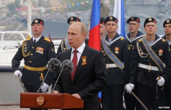 Президент России Владимир Путин произносит речь во время мероприятий, посвященных Дню Победы, в Севастополе 9 мая 2014 года.