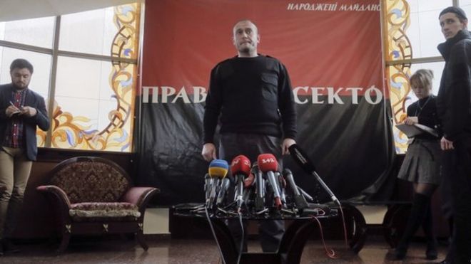 Лидер ультранационалистической группировки «Правый сектор» Дмитрий Ярош (в центре) делает паузу во время своего заявления для прессы в Киеве, Украина, во вторник, 25 марта 2014 года.