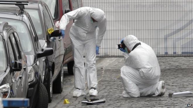 Судебные эксперты осматривают место стрельбы в Еврейском музее в Брюсселе, 24 мая 2014 года.