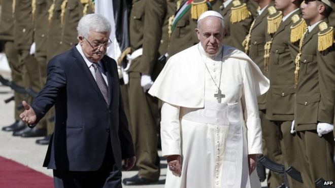 Папа Римский Франциск и палестинский лидер Махмуд Аббас (слева) рассматривают войска, прибывающие в президентский дворец 25 мая 2014 года