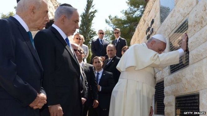 Папа молится у памятника израильским гражданским лицам, убитым в результате нападений палестинских боевиков на гору Герцль (26 мая 2014 года)