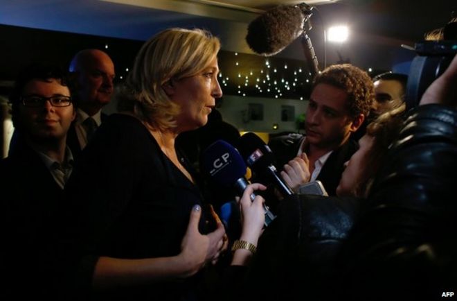 Марин Ле Пен отвечает на вопросы журналистов во время вечеринки в баре Elysee Lounge в Париже, 25 мая