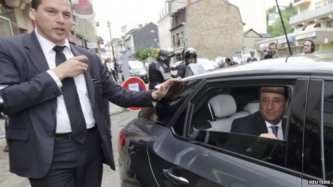 Президент Франции Франсуа Олланд садится в свою машину
