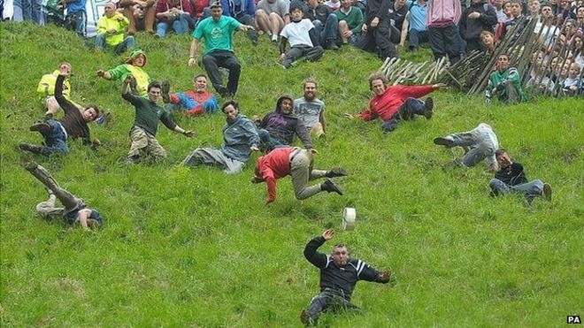 Конкуренты в гонке Cheese Rolling на Cooper's Hill возле Брокворта, графство Глостершир